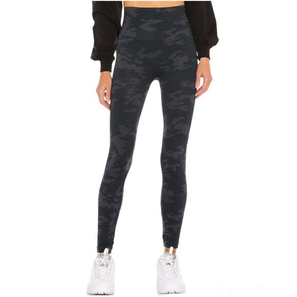 Spanx Look at Me Now Seamless Leggings Black Camo Size S - Picture 1 of 11